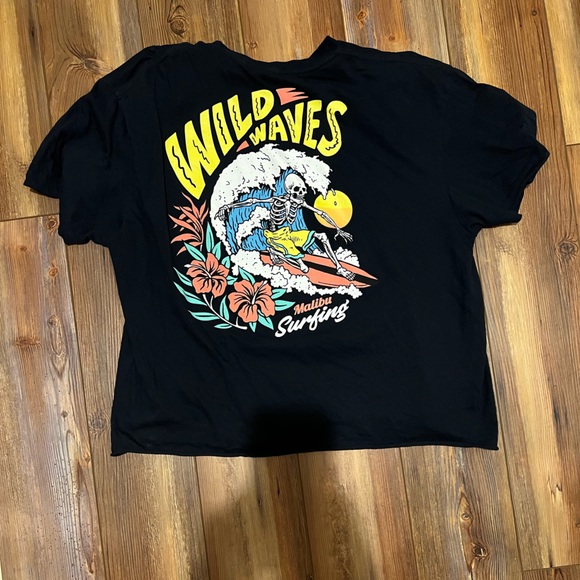 Skeleton surfing waves graphic T-shirt